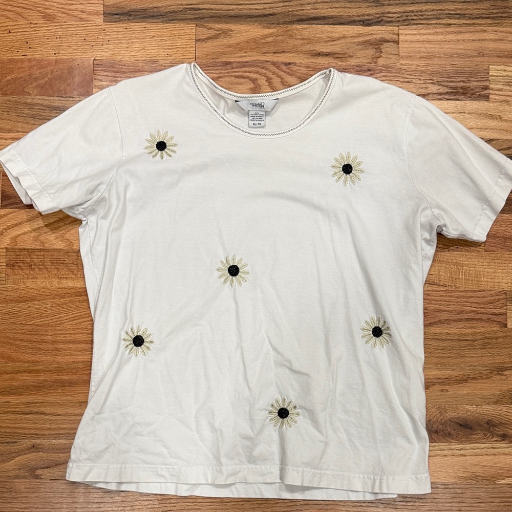 Vintage White Daisy Embroidered Short Sleeve Tee